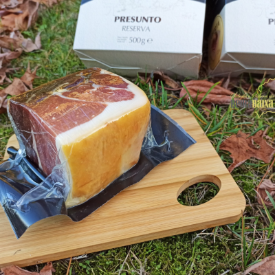 Presunto reserva embalado a vácuo numa tábua de madeira ao ar livre
