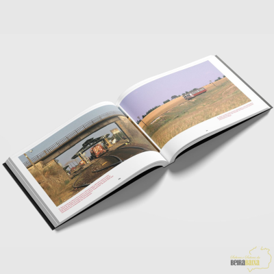 Livro aberto mostrando fotos de comboio e paisagens com texto em vermelho