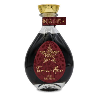 Frasco de licor Ginja Terra Mãe Reserva com rótulo vermelho e dourado