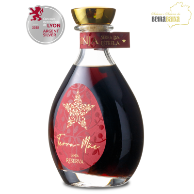 Garrafa de licor Ginja Reserva Terra Mãe com rótulo vermelho e tampa dourada