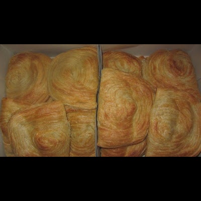 Pães quadrados dourados com textura espiralada, arranjados lado a lado