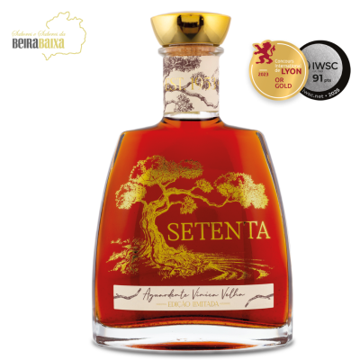 Garrafas de aguardente em vidro âmbar com rótulos dourados e selo do concurso Lyon 2023