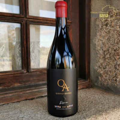 Garrafa de vinho tinto Quinta D'Araboa com rótulo preto e rolha vermelha