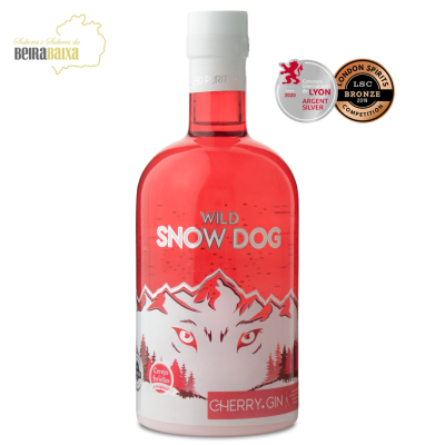 Garrafa de gin Cherry Wild Snow Dog com rótulo de lobo e medalhas