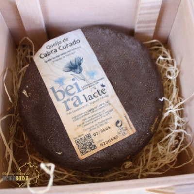 Queijo de Cabra Curado numa caixa de madeira com rótulo e recheio de palha
