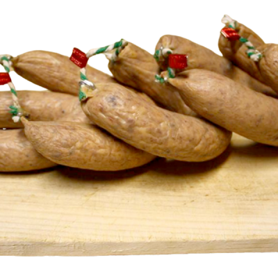 Chouriços secos trançados com tripa natural sobre tábua de madeira