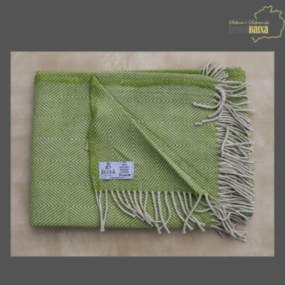 Manta verde claro com franjas brancas e etiqueta ECOLA