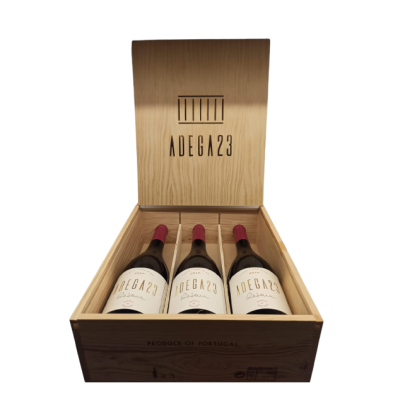 Caixa de madeira aberta com três garrafas de vinho ADEGA23