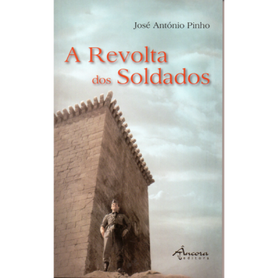 Capa de livro com homem de uniforme junto a parede de pedra sob céu nublado