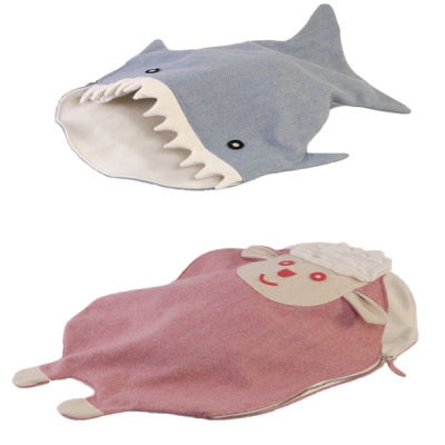 Dois sacos de dormir infantis em forma de tubarão azul e ovelha rosa