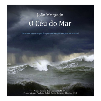 Capa do livro 'O Céu do Mar' com mar e céu nublado