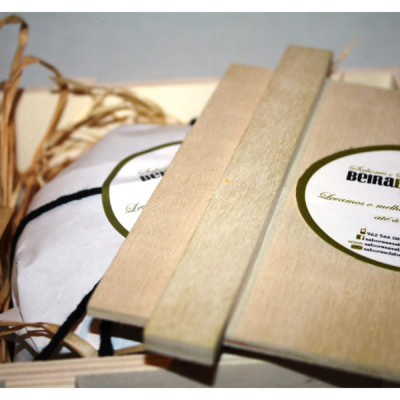 Caixa de madeira com queijo embalado e etiqueta Beirã