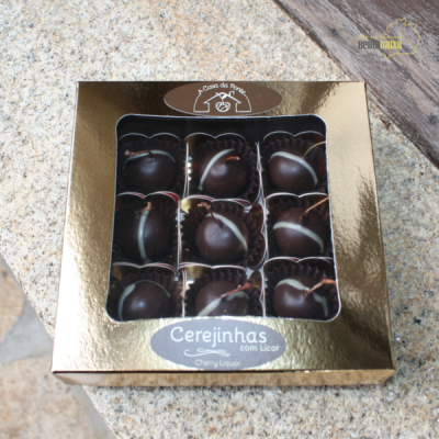 Caixa dourada com 9 chocolates cereja em embalagem preta da Casa do Favo