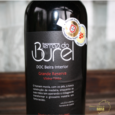 Garrafa de vinho tinto Terroos do Burel com selo Portugal Wine Trophy 2023