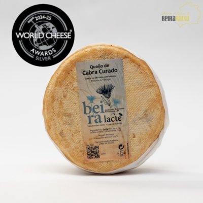 Queijo de cabra curado Beira Lacte com selo World Cheese Awards e logo Beira Baixa.