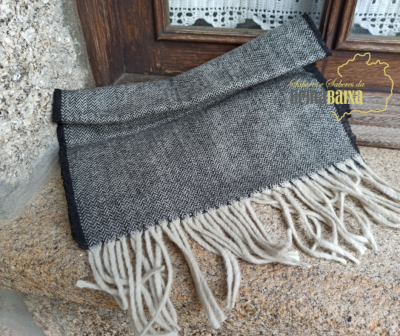 Cachecol cinzento com padrão de espinha de peixe e franjas creme