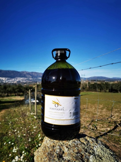 Garrafa grande de plástico verde com etiqueta branca em ambiente rural