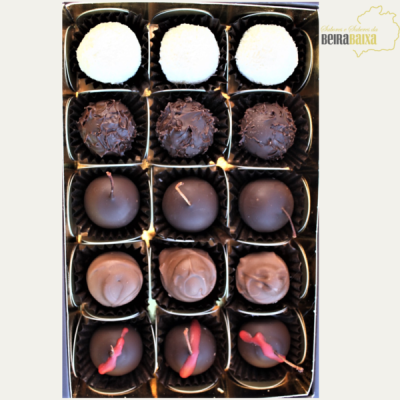 Caixa de chocolates variados em 16 peças, textura e cores diferentes, algumas com pimenta vermelha e outras com coco ralado.