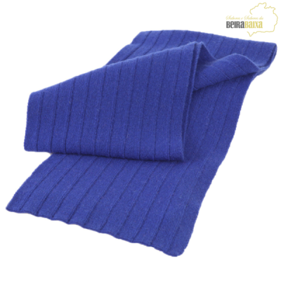 Lenço ou cachecol azul com riscas verticais e textura macia
