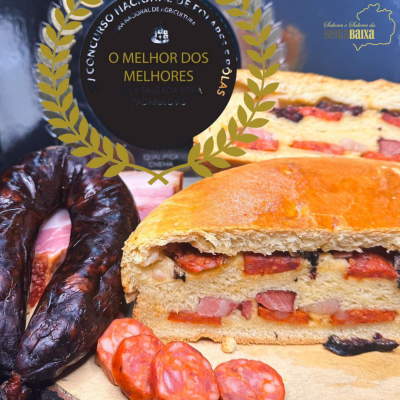 Bola salgada recheada com enchidos e chouriço cortado em rodelas em fundo azul