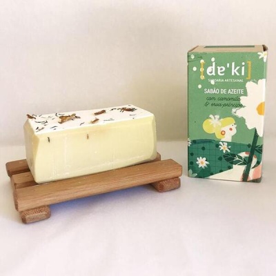 Sabão artesanal de azeite com flores secas e embalagem verde