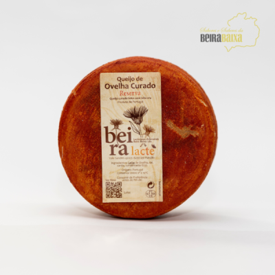 Queijo de ovelha curado com etiqueta e fundo branco