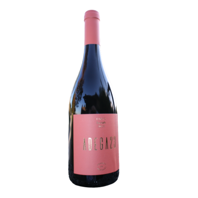Garrafa de vinho tinto com rótulo rosa e texto dourado