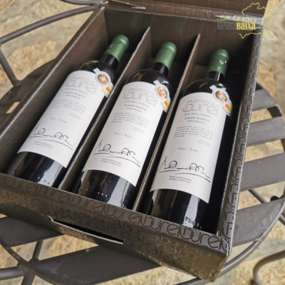 Caixa com três garrafas de azeite Monte do Terreiro Branco com rótulos brancos e tampas verdes