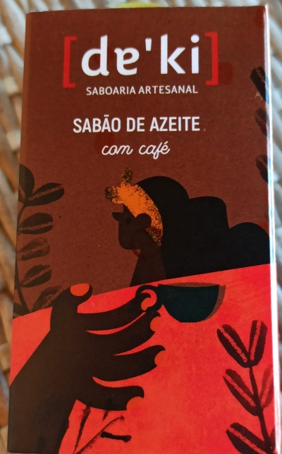 Embalagem castanha e vermelha de sabão artesanal de azeite com café da marca 'de'ki'