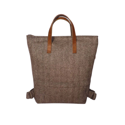 mochila castanha com alças de couro, fundo branco