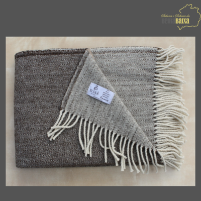 Manta castanha e bege com franjas brancas e etiqueta ECOA