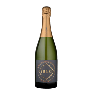Garrafa verde de champanhe com rótulo ADEGA23 e tampa dourada