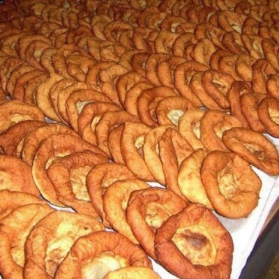 Pães redondos dourados dispostos em fileiras