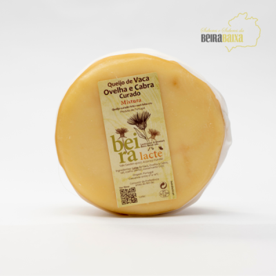 Queijo redondo curado com rótulo em destaque sobre fundo branco com logotipo Beira Baixa.
