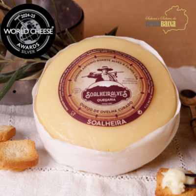 Queijo curado de ovelha Soalheira Alves com etiqueta redonda e certificação World Cheese Awards