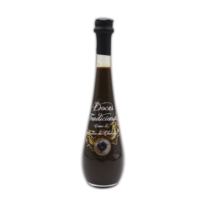 Garrafa de licor de chocolate com rótulo tradicional em preto e dourado