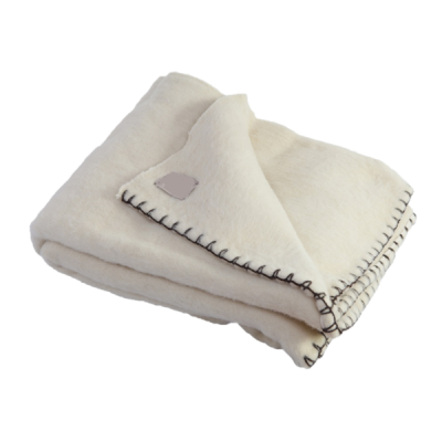 Manta branca com bordas pretas e etiqueta de pele