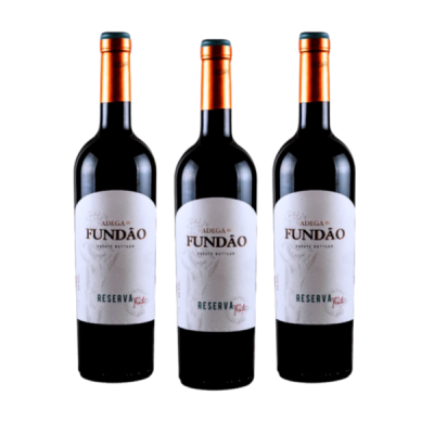 Três garrafas de vinho Adega do Fundão Reserva com rótulo branco e cápsula laranja