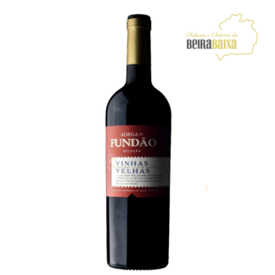 Garrafa de vinho tinto Adega do Fundão Vinhas Velhas com rótulo vermelho e rolha dourada