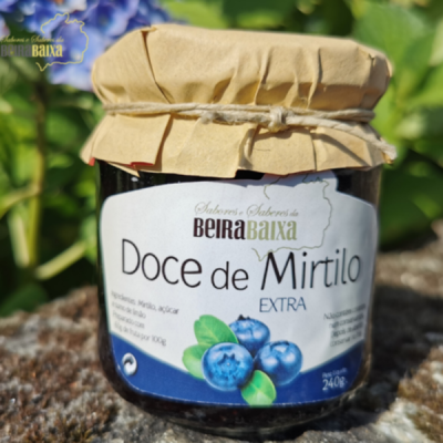 Frasco de doce de mirtilo Beira Baixa com tampa de papel castanho e etiqueta com mirtilos