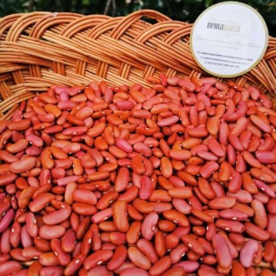 Feijão vermelho num cesto de verga com etiqueta BERALATA