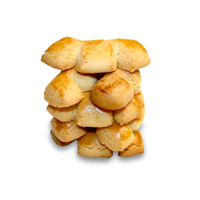 Bolinhos dourados empilhados sobre fundo preto