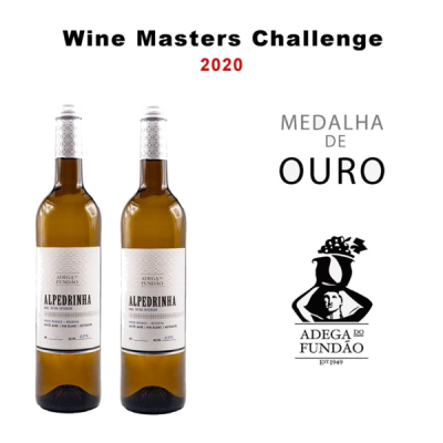 Duas garrafas de vinho branco Alpedrinha com rótulos brancos e texto preto, com tampa branca e medalha de ouro Wine Master's Challenge 2020