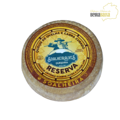 Queijo curado redondo Soalheira Alves com rótulo amarelo e castanho