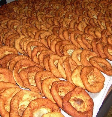 Pãezinhos de massa folhada dourados empilhados