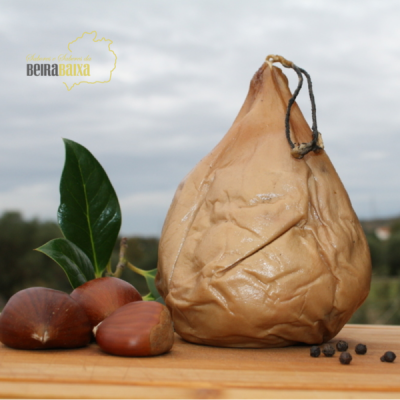 Queijo embalado, castanhas, folhas verdes e texto promocional de Beira Baixa