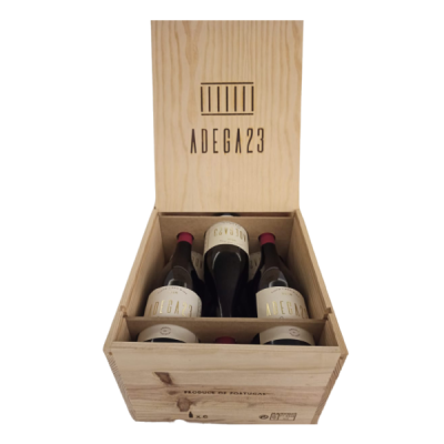 Caixa de madeira com quatro garrafas de vinho e texto ADEGA23