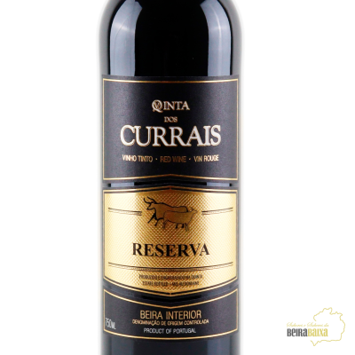 Garrafa de vinho tinto Qinta dos Currais Reserva com rótulo preto e dourado.