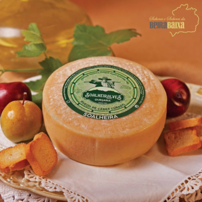 Queijo curado de cabra Soalheira com pão torrado e frutos em prato sobre pano branco rendado