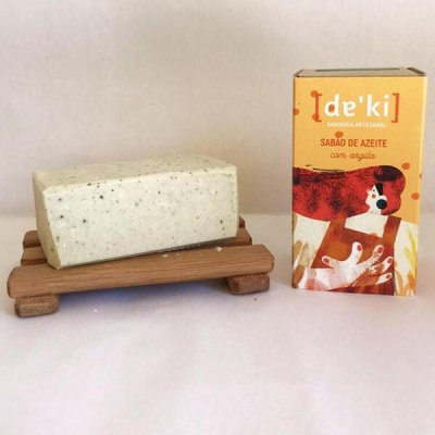 sabonete artesanal creme com partículas pretas e embalagem amarela com texto e ilustração